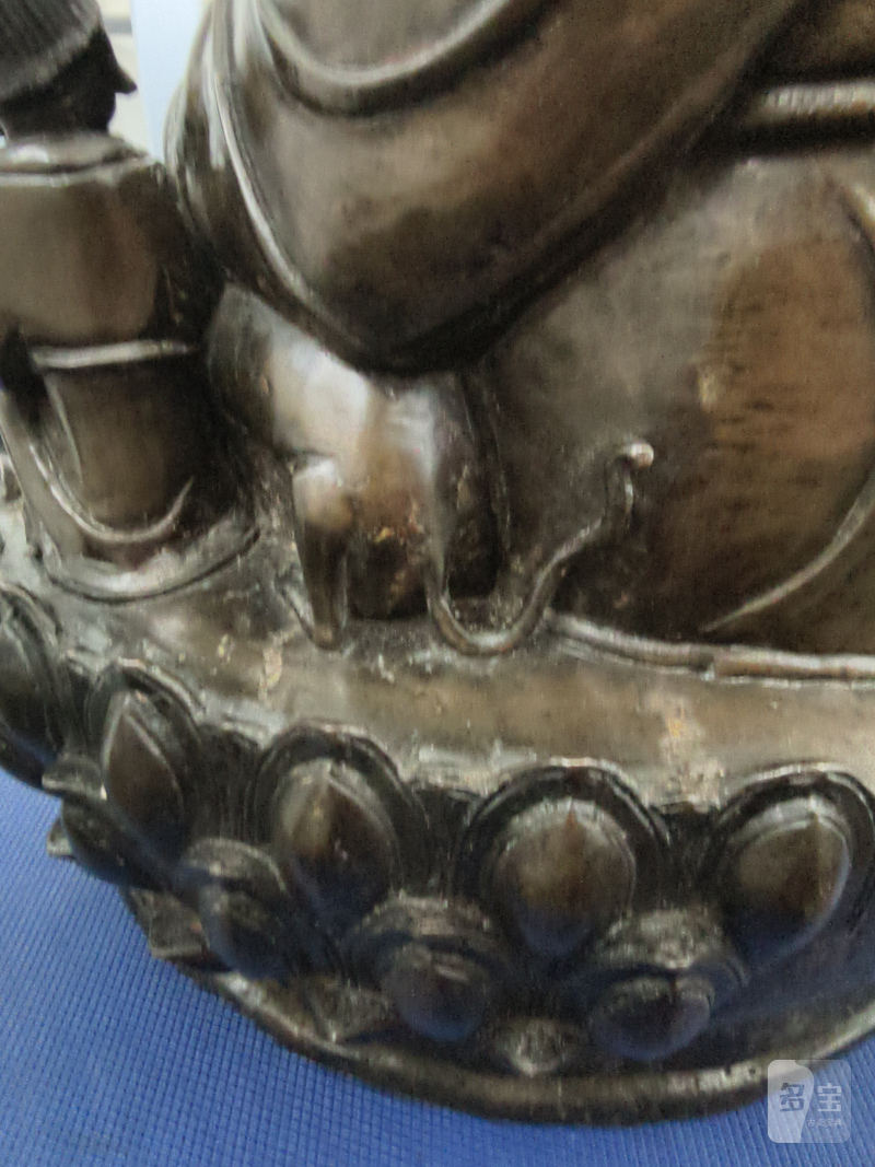 A large cast bronze figure of seated Budai with boys on a lotus pedestal - 图20
